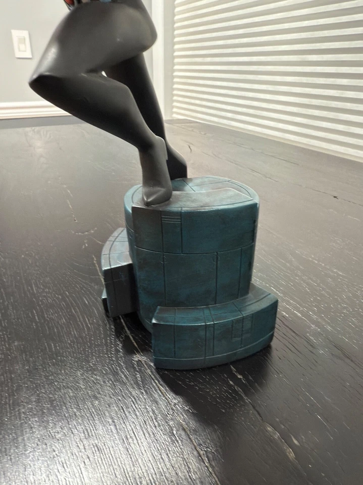 Batman Beyond Maquette Warner Bros. Studio Store 461170064009 #1691 of 2500 - Image 4 of 4