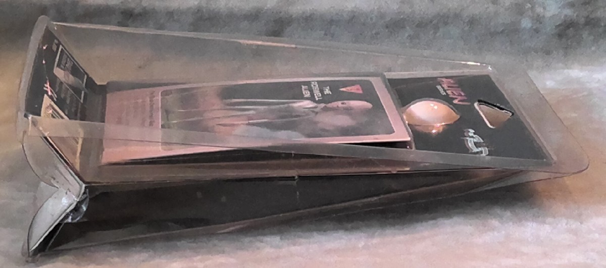 Shadowbox 1996 Alien Series ROSWELL ALIEN with Trading Card