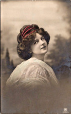 RPPC Hand Tint Sweet Face Young Woman Hairdo Fashion Studio Pose P.U.1911 (N43)