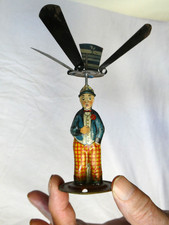 Mann mit Propeller auf dem