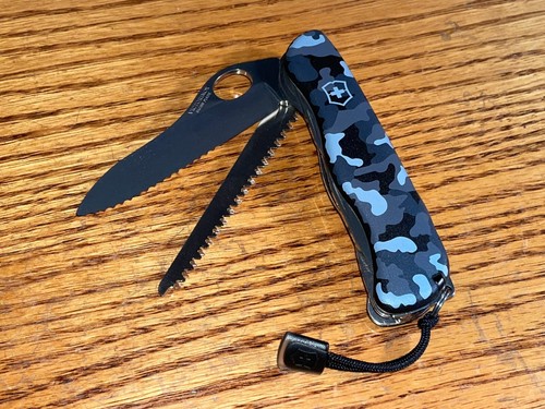 New Victorinox Swiss Army 111mm Knife : One Hand NAVY CAMO TREKKER 0.8463.MW942 - Picture 5 of 7