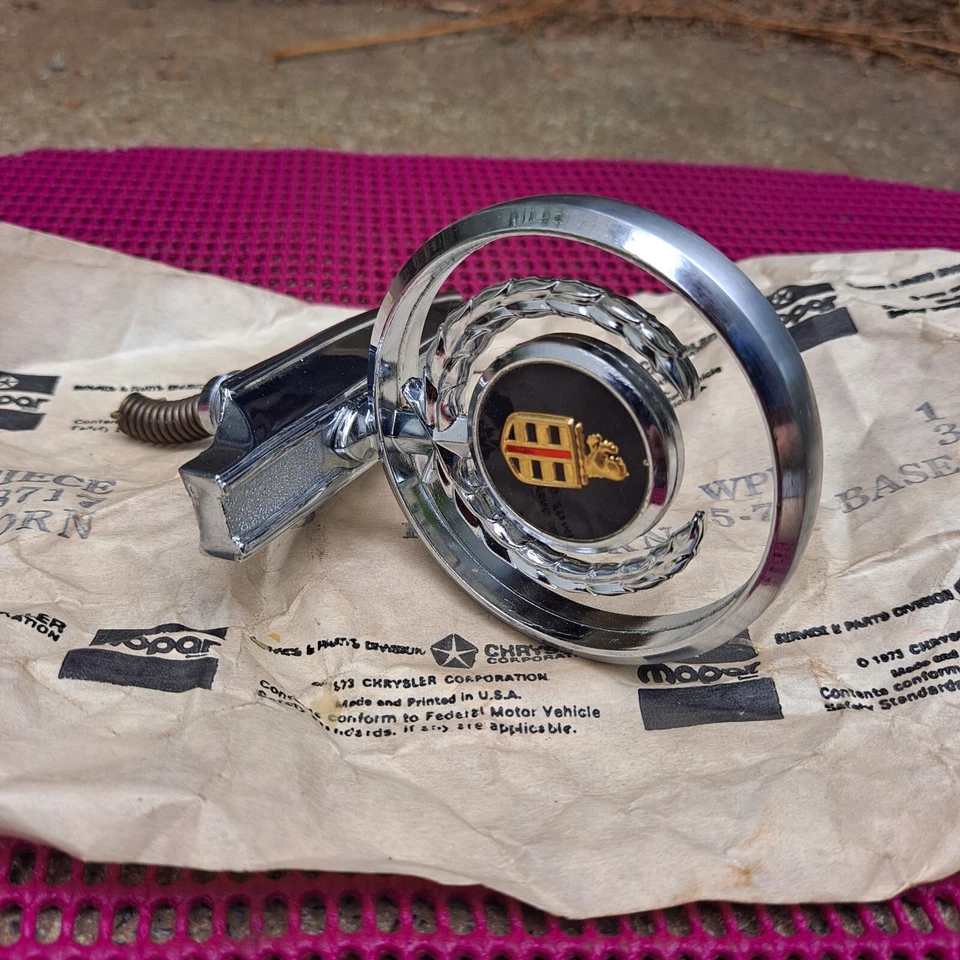 Dodge Monaco 1977 1978 NOS MoPar parrilla panel de cabezal capó adorno y base Foto 2 de 3