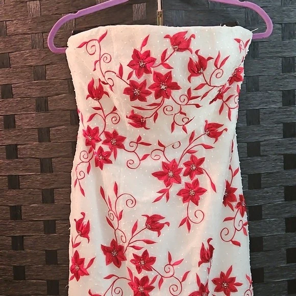 Elegante Vestido Floral Jovani Sin Tirantes Blanco y Rojo Talla 4 Foto 3 de 4