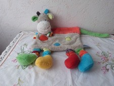 doudou plat vache zoe mots d enfants gris ronds bleu vert orange echarpe