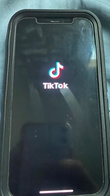 vendo iPhone seminuevo con la aplicación de TikTok abierta todo original