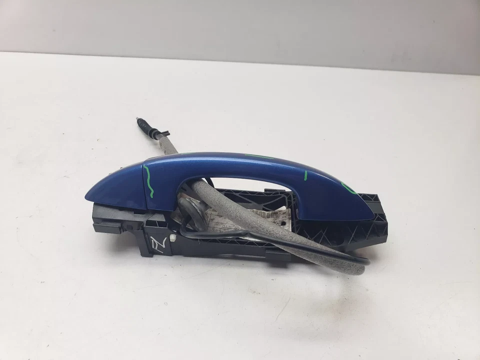 РУЧКА ВНЕШНЕЙ ДВЕРИ VOLKSWAGEN SCIROCCO ПЕРЕДНЯЯ ЛЕВАЯ СТОРОНА СИНЯЯ 2010 - Изображение 2 из 4