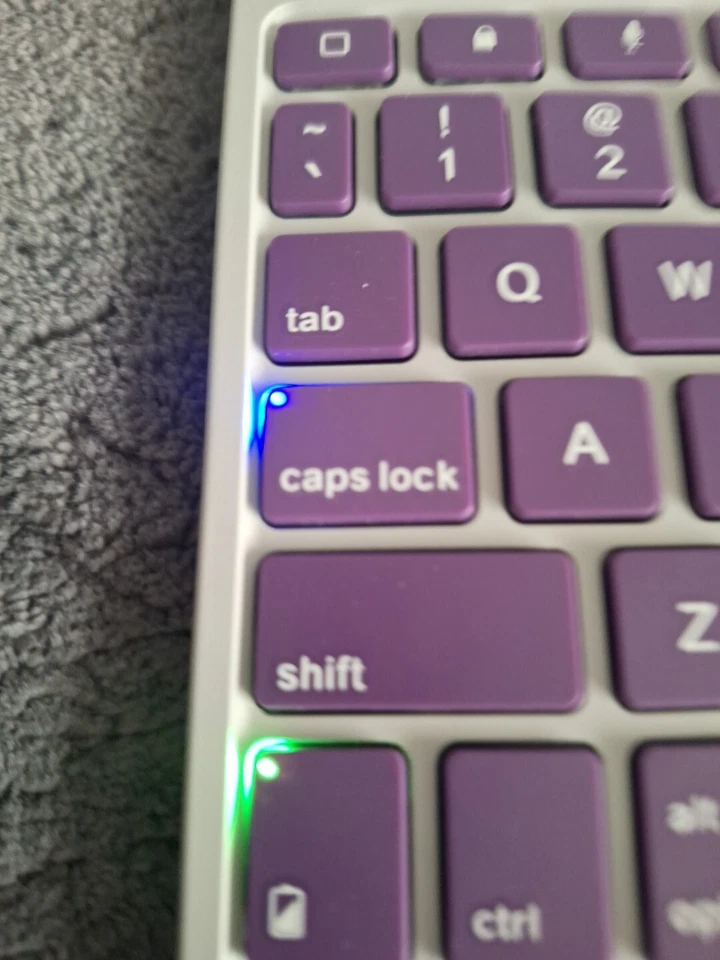 Funda tipo folio ZAGG ID6ZFNPU0, con bisagras con teclado Bluetooth para iPad Air 2 púrpura Foto 3 de 4