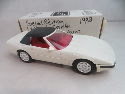 AMT ERTL 1992 Corvette Convertible Artic White Red Interior 6702