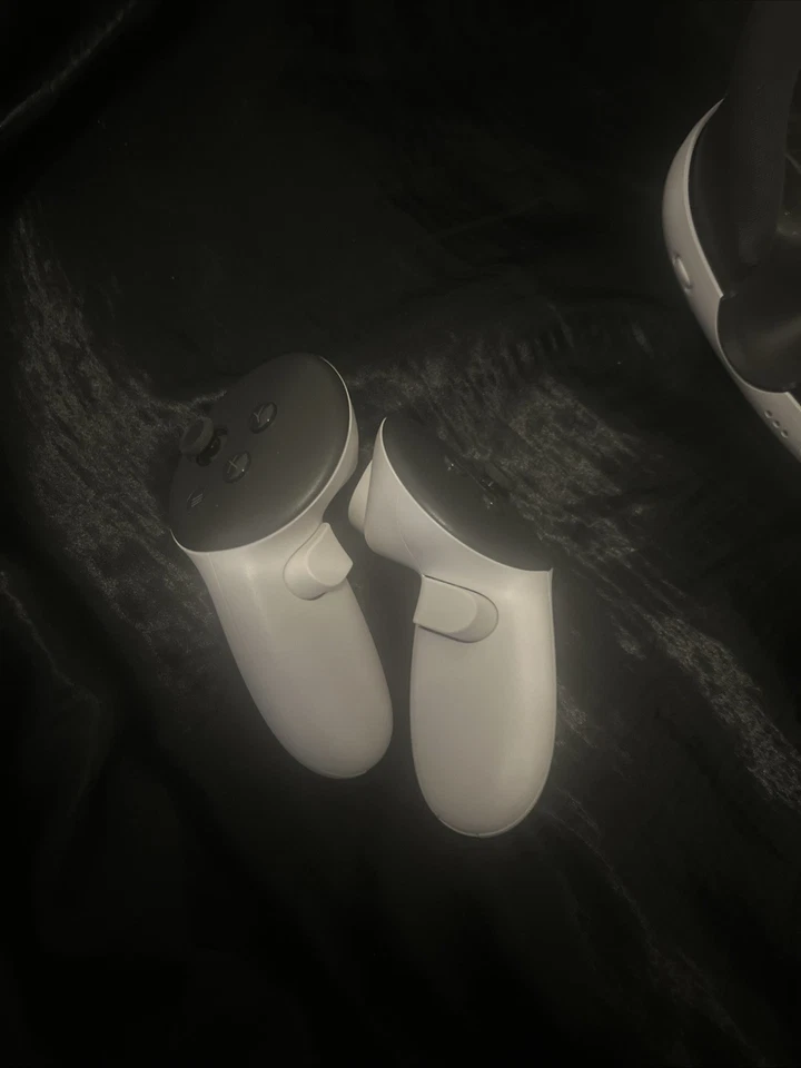 Oculus Quest 3 VR Headset 512GB White with Controllers - Image 3 of 4