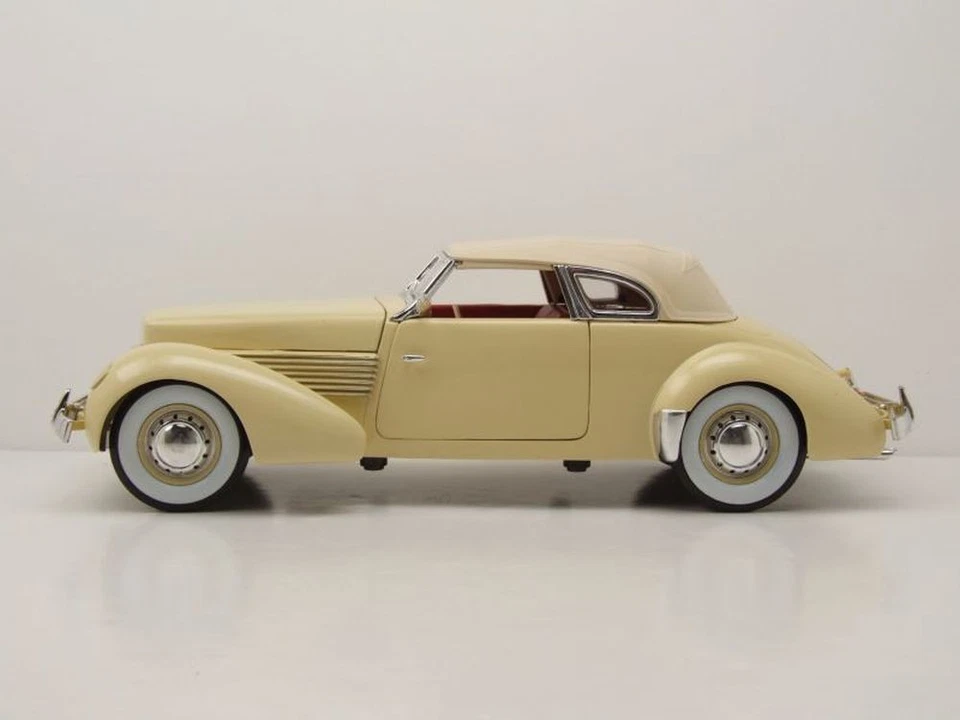 Cord 810 1936 Giallo Modellino 1:18 Signature Models - Immagine 3 di 4