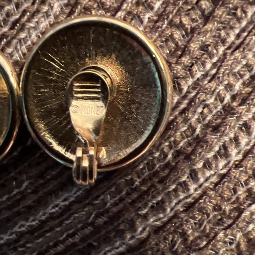 Vint. Pendientes Monet Marfil Círculo con Diseño en Tono Dorado Elevado - Firmados, Postes con Protector - Imagen 7 de 9