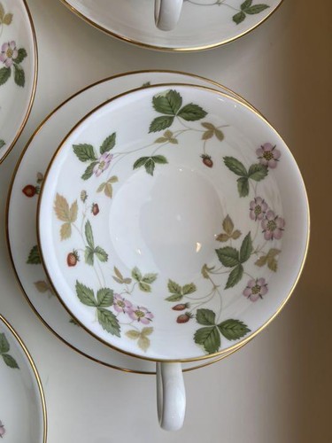 Wedgwood Wild Strawberry 6-piece Cup & Saucer Set - Picture 9 of 10