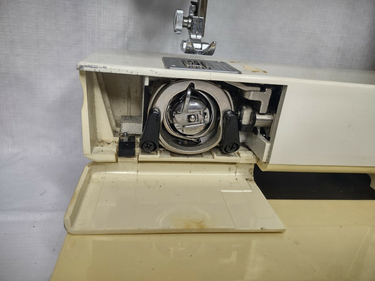 しの Vintage White model 571 ZigZag Stitcher sewing machine w