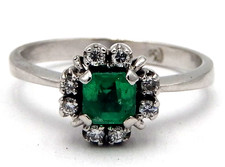 Precioso anillo racimo en platino con esmeralda y diamantes