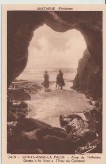 CPA SAINTE ANNE LA PALUE Anse de trefuntec Grotte Ar Vran animéesTrou du Corbeau