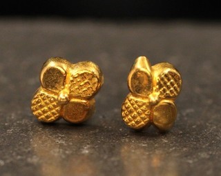 .916 22ct YELLOW GOLD 7MM Fine Floral Stud Earrings 0 5g REPAIRS B28