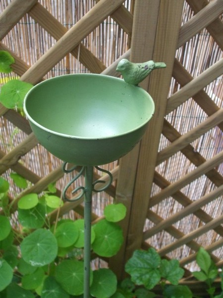 VogelträNke Auf Stab Futterstelle Gartenstab Eisen GrüN 110 Cm Inkl. Versandk.-image