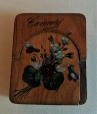 Porte montre en bois souvenir de Cannes décor aux violettes