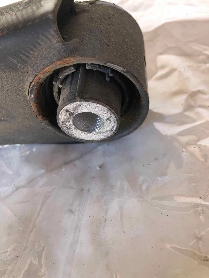 2007 - 2016 Volkswagen EOS controle inferior traseiro braço A lado direito do passageiro destro - Imagem 3 de 4