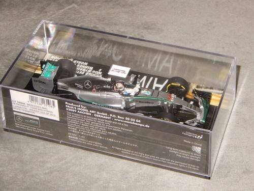 Minichamps F1 1:43 L Hamilton Mercedes AMG W06 Winner USA GP World Champion 2015 - Picture 3 of 5
