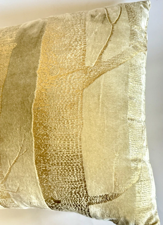 Almohada metálica con acento de árbol de bosque PIER 1 IMPORTS de 17"x17" con inserto usada en excelente estado Foto 4 de 4