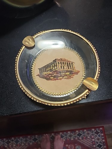 Vintage Petit Point griechisches Kolosseum Design Aschenbecher mit Glasplatte Messingrand. - Bild 3 von 4