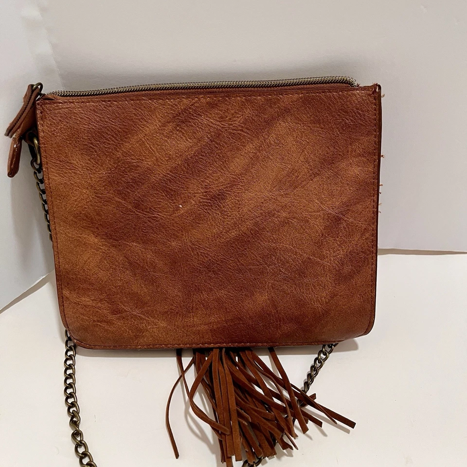 Camiseta e jeans marrom tiracolo bolsa dourada tachas borla boho faroeste - Imagem 4 de 4