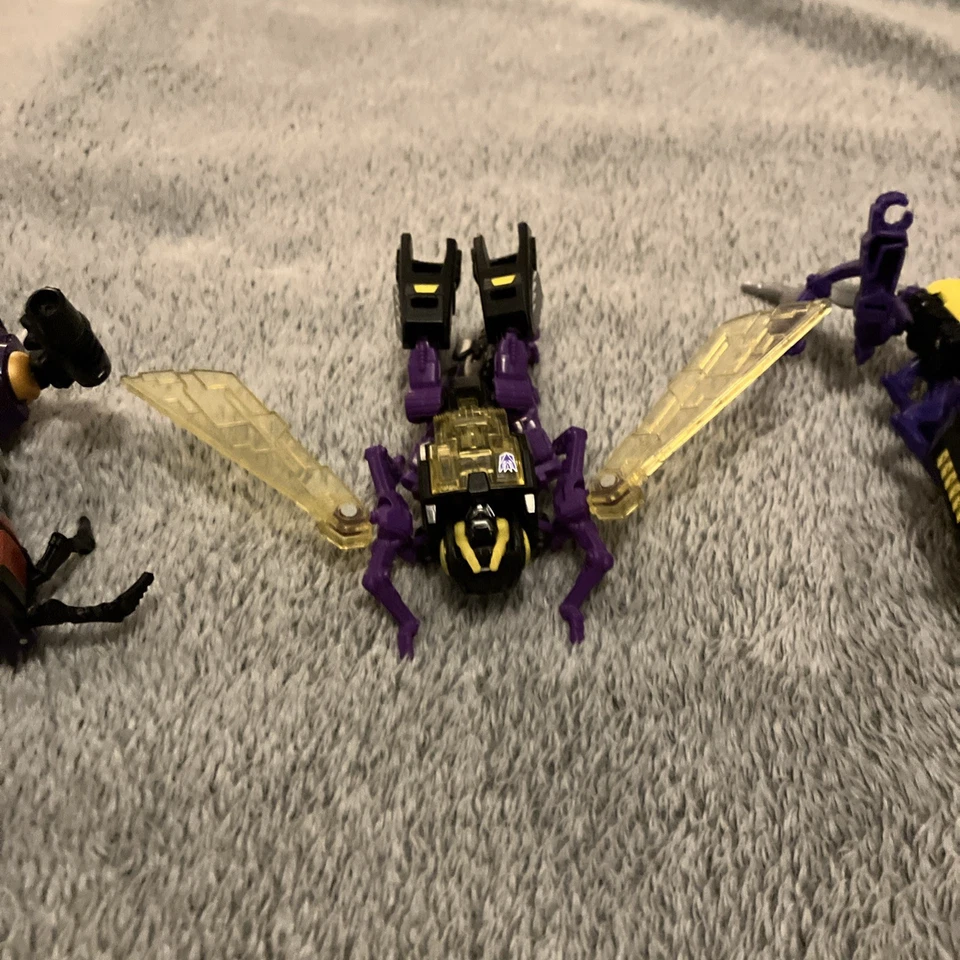 Figura de acción Hasbro Transformers Insecticons Bombshell Kickback Shrapnel 4 pulgadas Foto 3 de 4