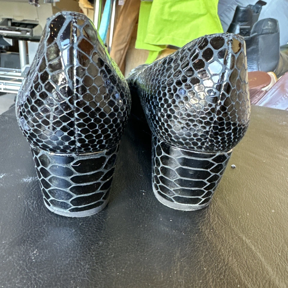 Sapatos de salto Stuart Weitzman Payson pele de cobra preto tamanho 8 - Imagem 2 de 4