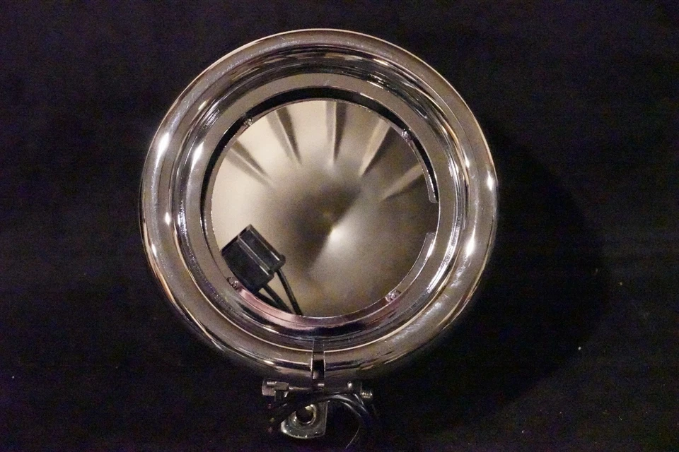 Farol personalizado cromado com nervuras 4 1/2" para Harley Dyna Sportster Chopper Bobber - Imagem 3 de 4