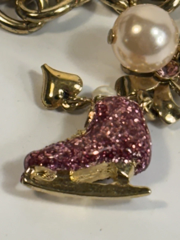 Pulsera Charm Rosa Brillante Perla Estrás Firmada Betsey Johnson Patinaje sobre Hielo  Foto 2 de 4