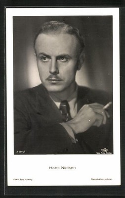 Schauspieler Hans Nielsen mit Zigarette in der Hand, Ansichtskarte 