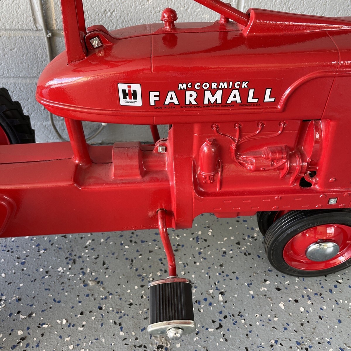 ミニカー　アメリカントラクター　McCORMICK FARMALL 1:64 McCormick - Deering Farmall M tractor by Ertl - Town