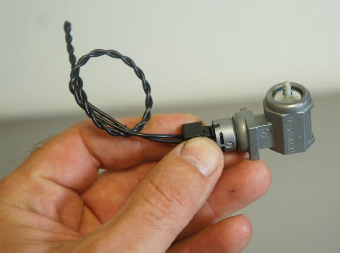 BMW F01 F10 E70 E71 F15 F16 X5 Seat Headrest Actuator Sensor OEM 
