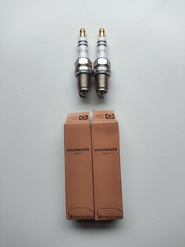 VW Audi Seat Skoda Spark Plugs x2  Bosch 06H905611 Genuine - Picture 1 of 4