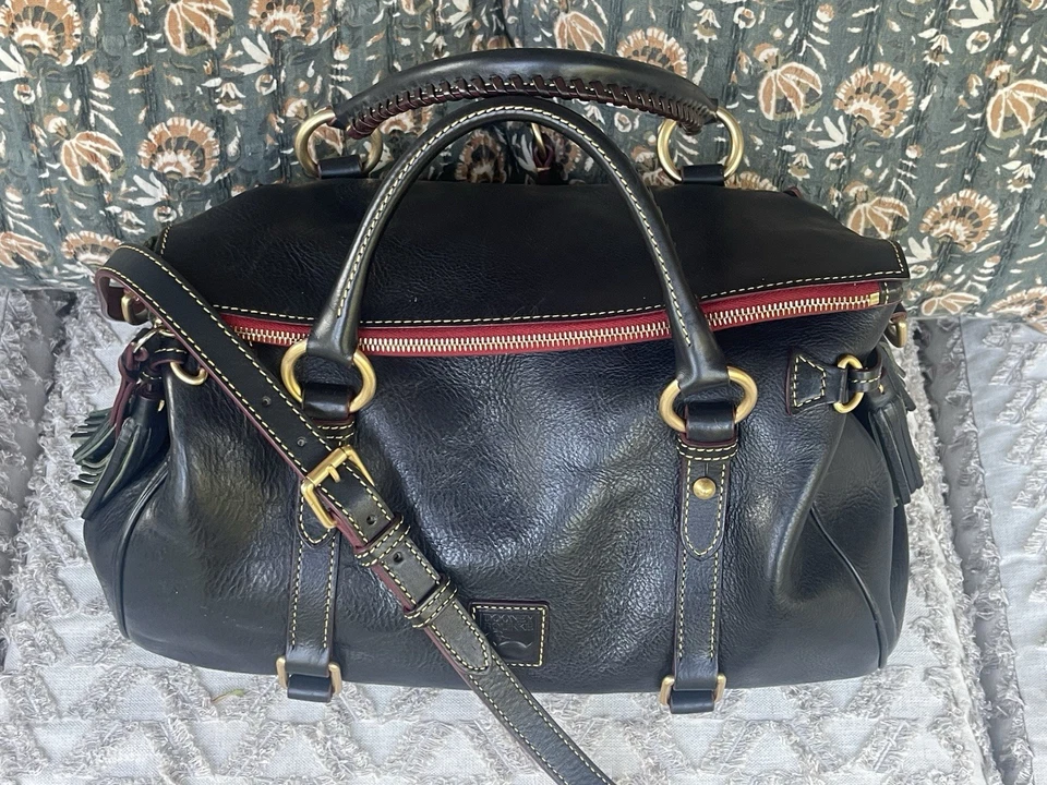 Bolso de hombro grande de cuero negro florentino Dooney & Bourke - $548 Foto 3 de 4