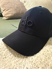 Alo Yoga Off-Duty Cap Black Tonal Logo Adjust...