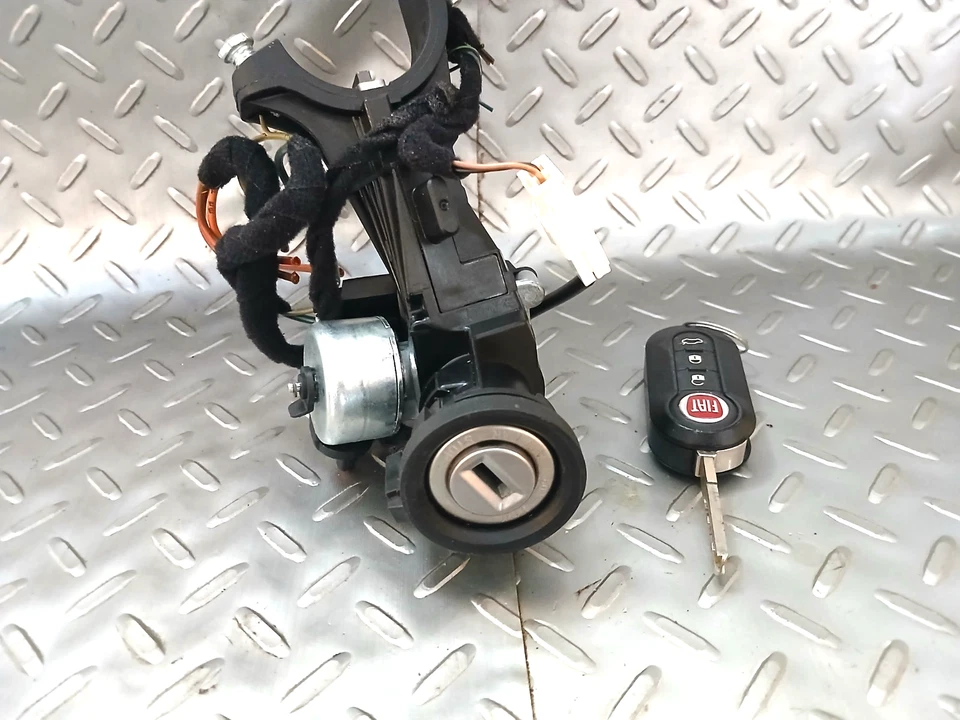 Interruptor de encendido genuino Fiat 500L 2014-2017 OEM con llave y enchufes Foto 2 de 4