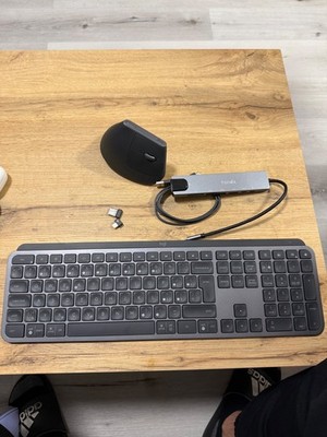 Logitech Bundle   MX Vertical Mouse + MX Keys Keyboard + USB-