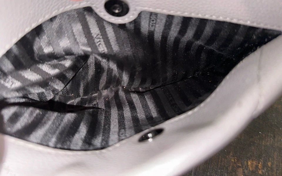 Bolsa tiracolo Victorias Secret cinza Chevron acolchoada em V cravejada - Imagem 3 de 4