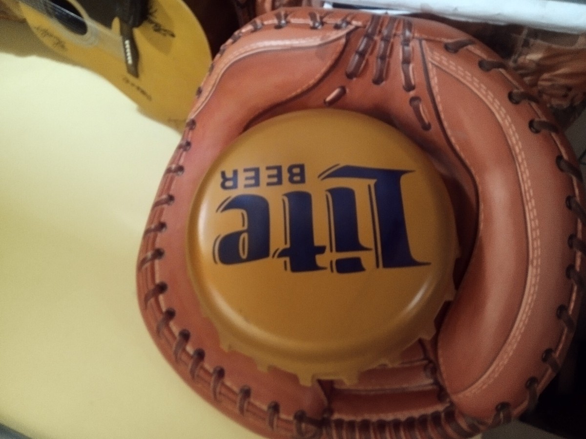 Vintage 1993 Miller Lite Baseball Catcher Mitt Bottle Cap