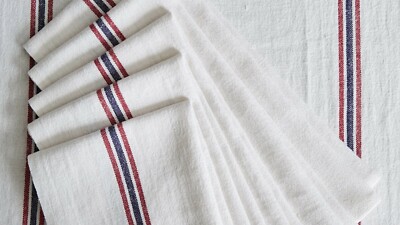 Charvet Editions ''Drapeau - Blanchi'', weißes Geschirrtuch aus gewebtem Leinen. Frankreich.