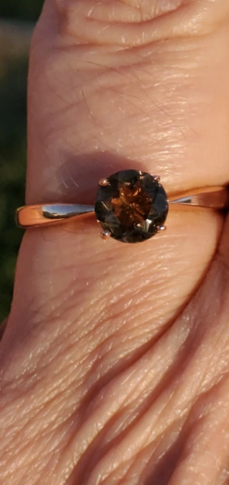 Anillo solitario de topacio ahumado creado en laboratorio corte redondo oro rosa macizo de 10 quilates  Foto 2 de 4