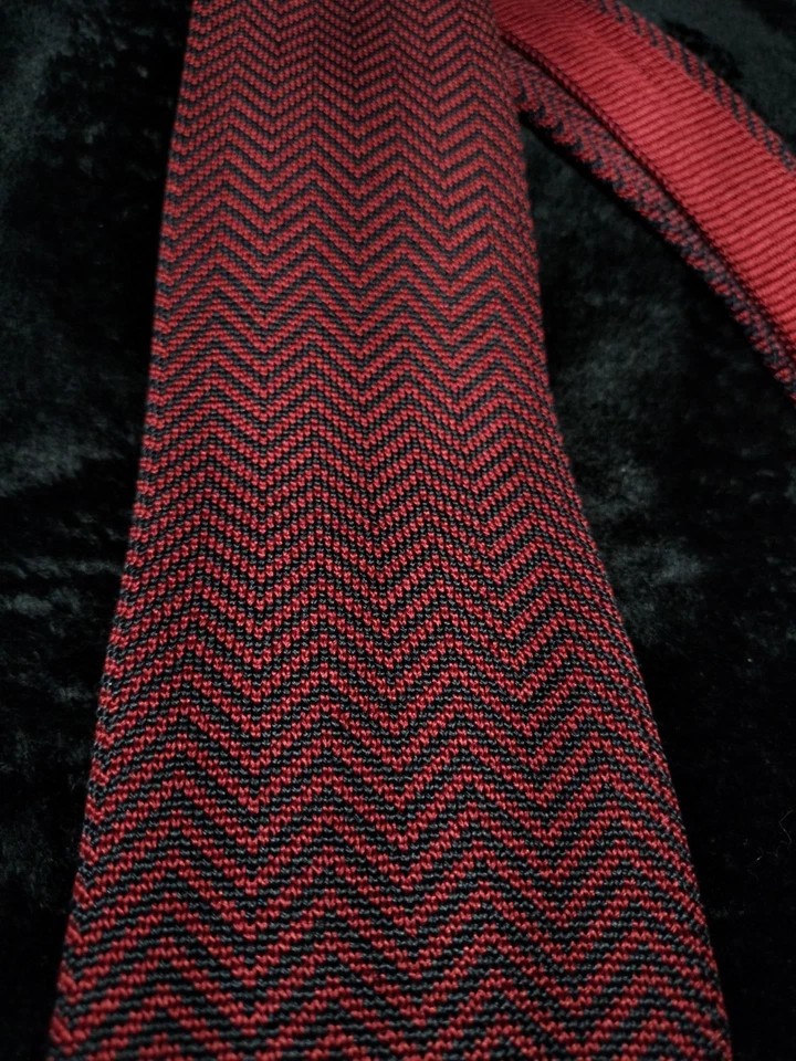 Gravata padrão zig zag azul marinho/vermelho. Barney's New York. Tecido de seda texturizada. - Imagem 2 de 4