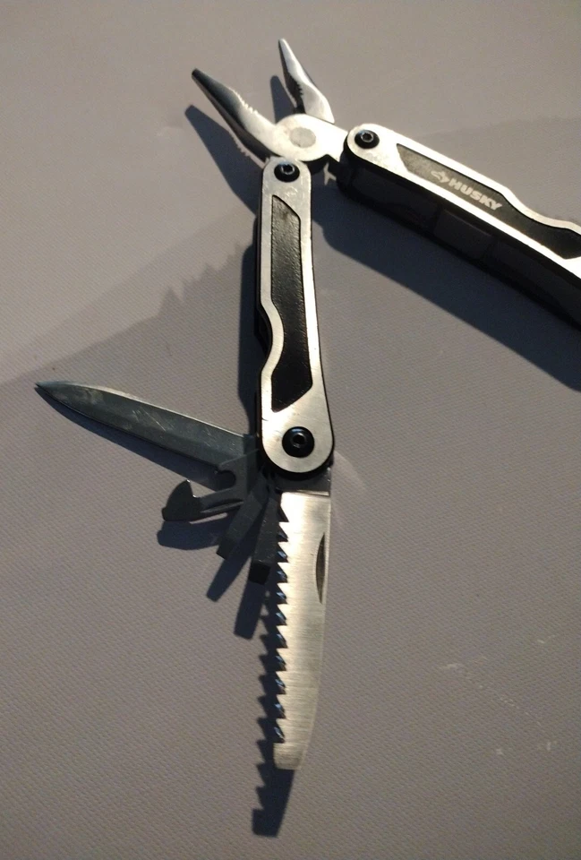 Multiherramienta HUSKY 13 en 1 de acero inoxidable tratada térmicamente en excelente estado Foto 4 de 4