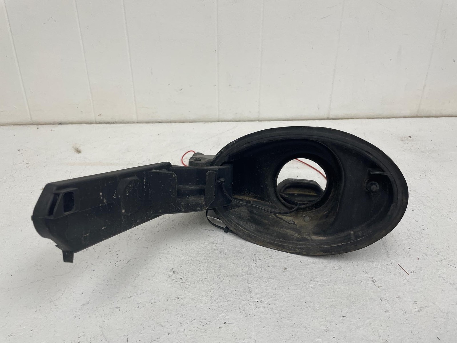 2017-2020 MASERATI LEVANTE FUEL FILLER POCKET ASSEMBLY W/O LID FTF0031DS