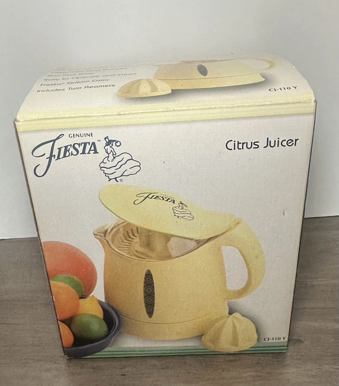 NIB Fiesta 1990s Citrus Juicer Yellow 32-Ounce Two Reamers Cord Storage