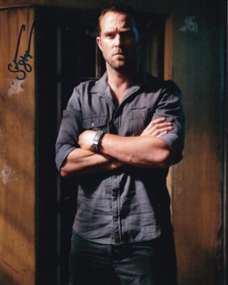 SULLIVAN STAPLETON signed Autogramm 20x25cm STRIKE BACK in Person autograph COA