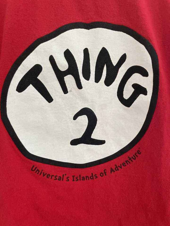 Camiseta Universal Studios Kids Islands of Adventure Dr. Seuss Thing 2 vermelha pequena - Imagem 3 de 4