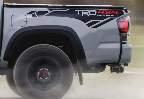 Calcomanía de vinilo todoterreno X2 TRD 4x4 para Toyota Tacoma 2013-2019 lado de la cama  Foto 3 de 3